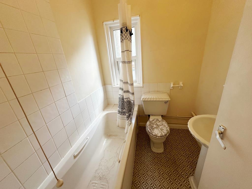 Lot: 57 - ONE-BEDROOM FLAT FOR INVESTMENT - Bathroom